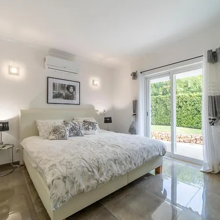 Stunning 4-bedroom With Pool - Perfect For Families Villa *