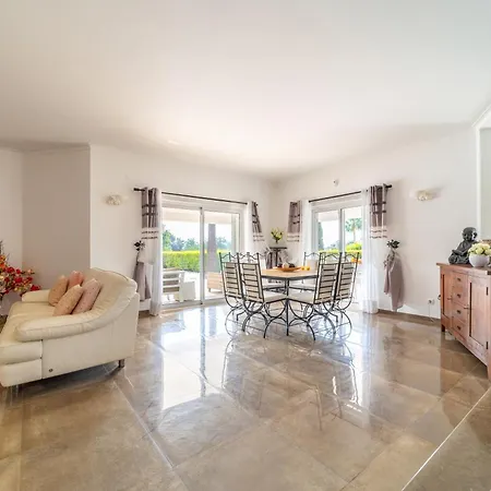 Villa Stunning 4-bedroom With Pool - Perfect For Families *