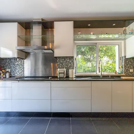 Villa Stunning 4-bedroom With Pool - Perfect For Families