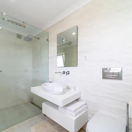 Stunning 4-bedroom With Pool - Perfect For Families Villa *