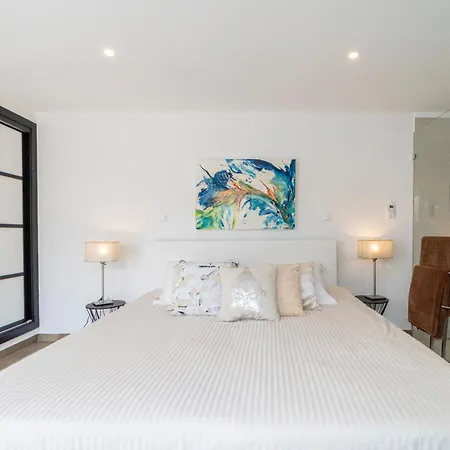 Villa Stunning 4-bedroom With Pool - Perfect For Families *