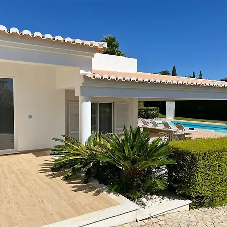 Stunning 4-bedroom With Pool - Perfect For Families Villa *