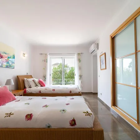 Stunning 4-bedroom With Pool - Perfect For Families Albufeira