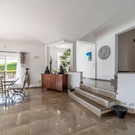 וילה Stunning 4-bedroom With Pool - Perfect For Families אלבופיירה