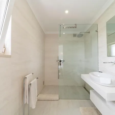 Stunning 4-bedroom With Pool - Perfect For Families *