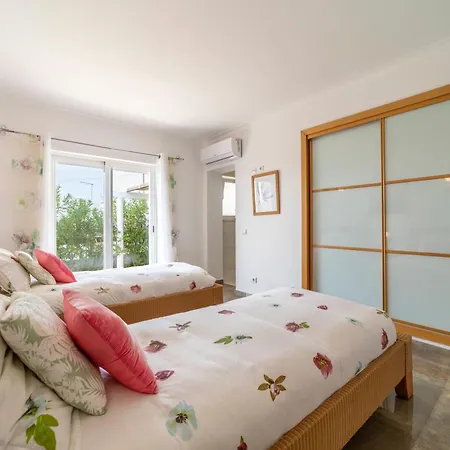 Villa Stunning 4-bedroom With Pool - Perfect For Families