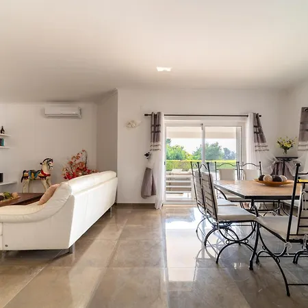 Stunning 4-bedroom With Pool - Perfect For Families Villa Albufeira