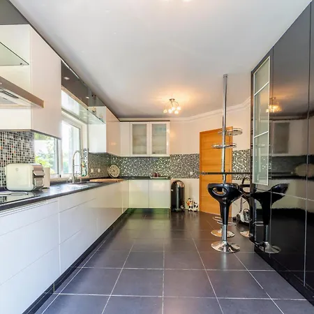 Stunning 4-bedroom With Pool - Perfect For Families *