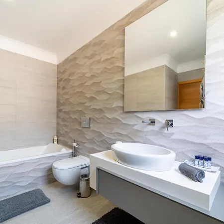 Stunning 4-bedroom With Pool - Perfect For Families