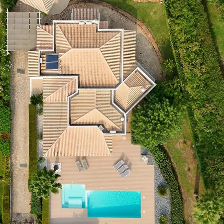 Stunning 4-bedroom With Pool - Perfect For Families Villa