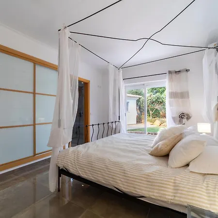 Stunning 4-bedroom With Pool - Perfect For Families Villa Albufeira