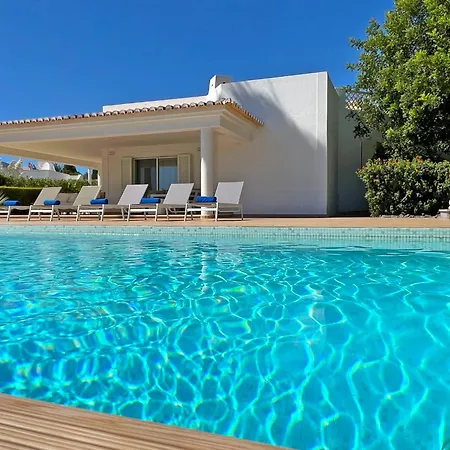 Villa Stunning 4-bedroom With Pool - Perfect For Families *