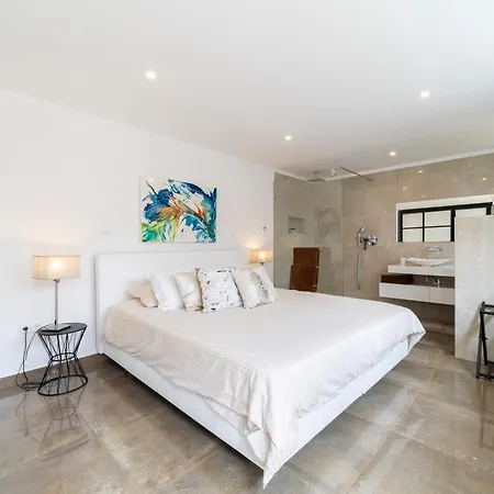 Villa Stunning 4-bedroom With Pool - Perfect For Families *