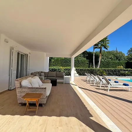 Stunning 4-bedroom With Pool - Perfect For Families Villa *