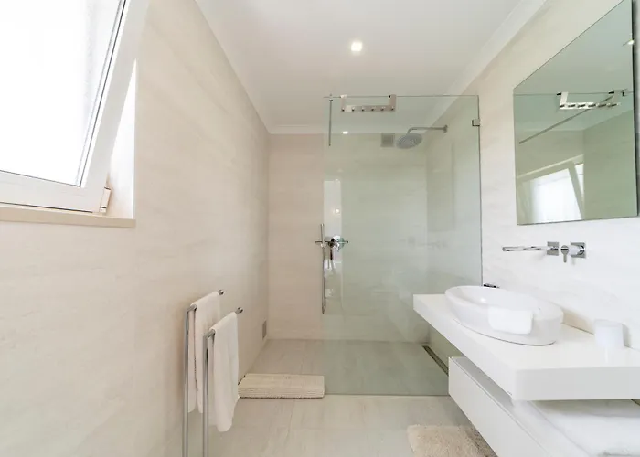 Stunning 4-bedroom With Pool - Perfect For Families *