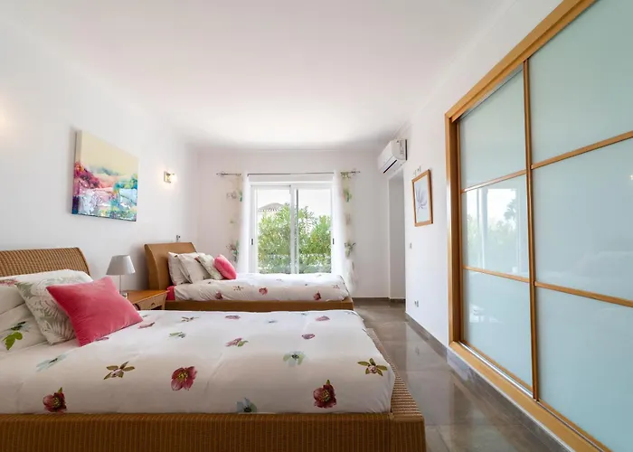 Stunning 4-bedroom With Pool - Perfect For Families Albufeira