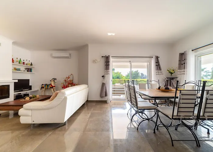 Stunning 4-bedroom With Pool - Perfect For Families 빌라 알부페이라