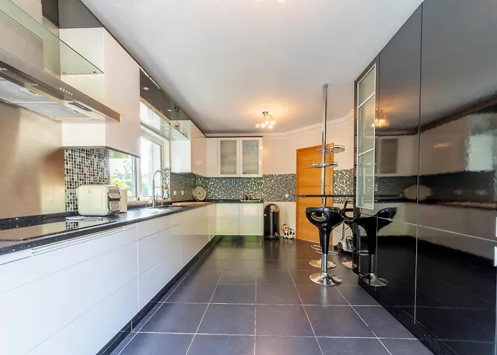 Stunning 4-bedroom With Pool - Perfect For Families *