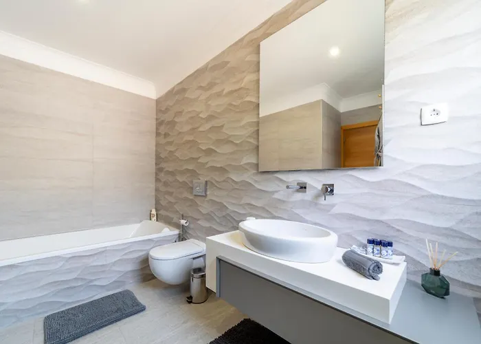 Stunning 4-bedroom With Pool - Perfect For Families