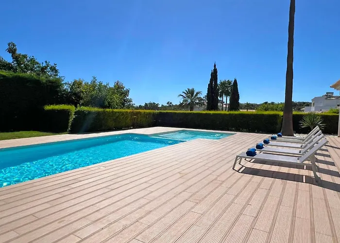 Stunning 4-bedroom With Pool - Perfect For Families *